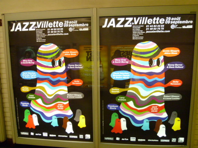 地下鉄と言えば広告が多いですね。<br /><br />ひときわ目を引くポップでかわいい広告。音楽関係でしょうか。