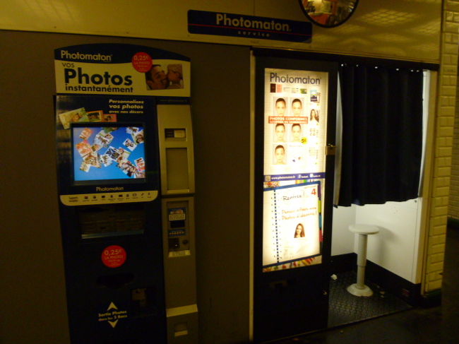 地下鉄のICカードには写真貼り付けが必要なので、このような自動撮影マシンがあちこちにありました。<br />5ユーロくらい。日本と一緒くらいかな。
