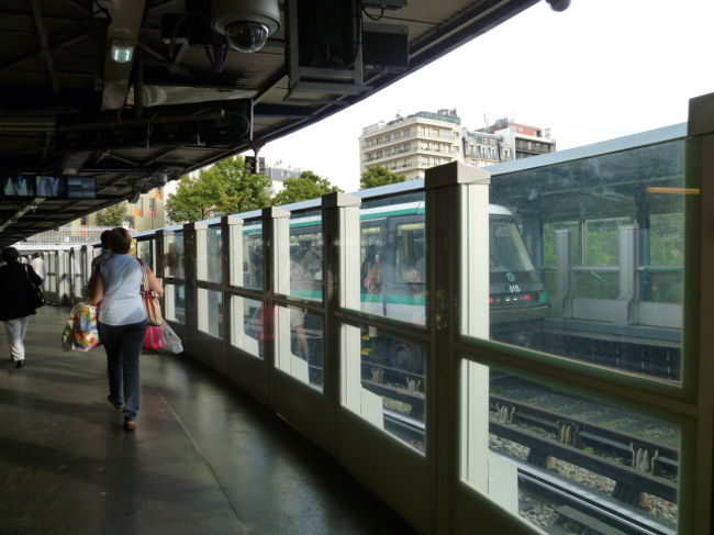 で、バスチーユ駅は1.5.8号線が通ってますが確か1号線のホームはこんなでした。<br />何とホームドア完備。<br />しかも地上。<br />丸の内線の四谷駅みたいです。