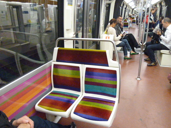 地下鉄路線によって車両や椅子のカラーが異なってました。<br />1号線が1番新しい車両、カラフルな車両。