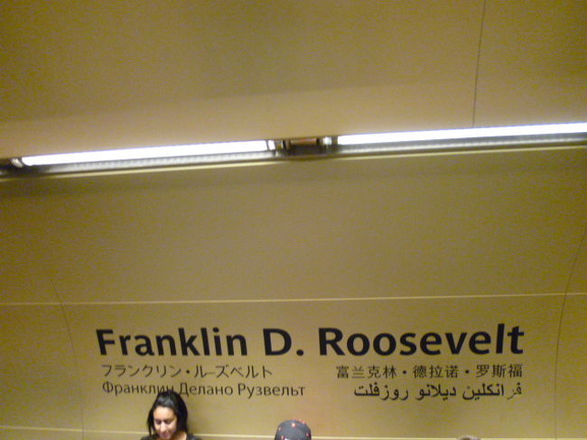 こんな駅名もあるんですね！<br />シャンゼリゼ近くにはフランクリン・D・ルーズベルト駅。<br />しかも駅名はカタカナやら、記載が他と全然違う。