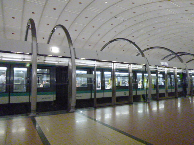 マドレーヌ駅での乗り換え時の写真。<br /><br />パリの地下鉄乗り換えは侮れず、エスカレーターはめったになくて階段、長い通路の連続で、乗り換えでどっと疲れてしまうことが多いですが、こちらマドレーヌ駅は超便利。