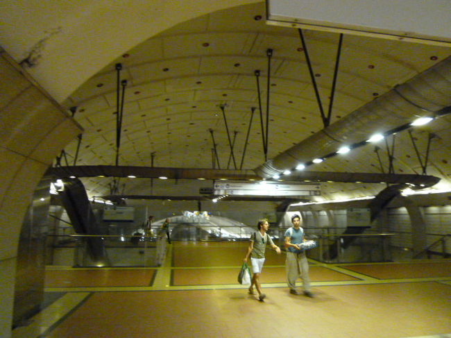 出来たばかりなのか、非常にきれいな駅でした。