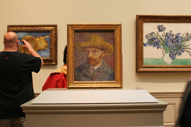 フィンセント・ファン・ゴッホ<br />ガラスケースに入っている訳でも無く、真横に警備員が立っている訳でも無く、展示の仕方が大胆で驚きました!<br />四方から見放題です!<br />こんなに近くで、多くのゴッホの作品を見れて感動しました!<br />