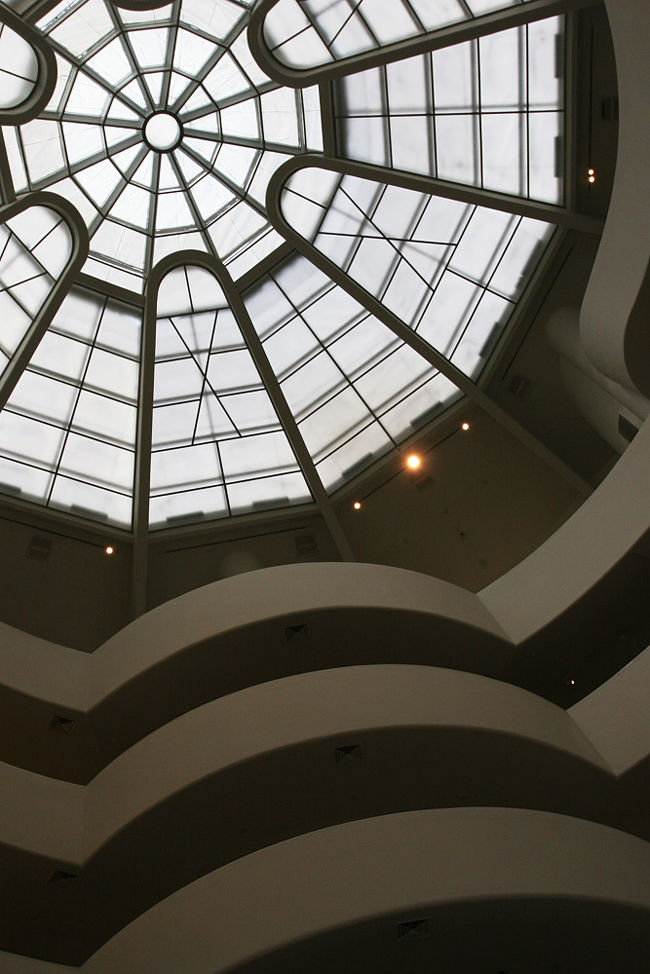 ここの展示品は、今ひとつ訳が分からなくって・・・・<br />さぁーっと流して見ました@@;<br />この天井は印象的ですね。<br />多くの人が寝転がって天井の写真を撮っていましたよー