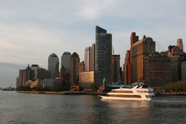 建物が夕日に眩しくなってきました。
