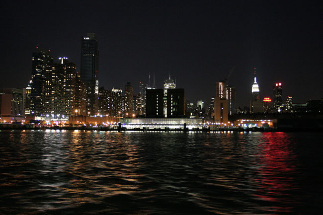 二時間のクルーズもそろそろ終わり。<br />すっかり陽も落ちました。<br />5月と言っても結構寒くて、多くの人が船内に入っていきました。<br />私は、最後まで頑張りましたが^0^;