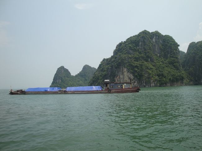 ハロン湾<br />と　くつろいでいると、すぐに島々の景色が見えてきます。<br />