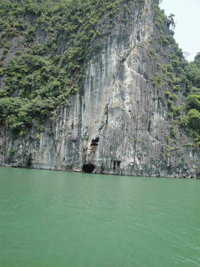 ハロン湾<br />特別かわった島というのがあるわけではないんですが、<br />よく見ると　きれいな岩肌だったり<br />洞窟みたいのがあったり楽しめます。
