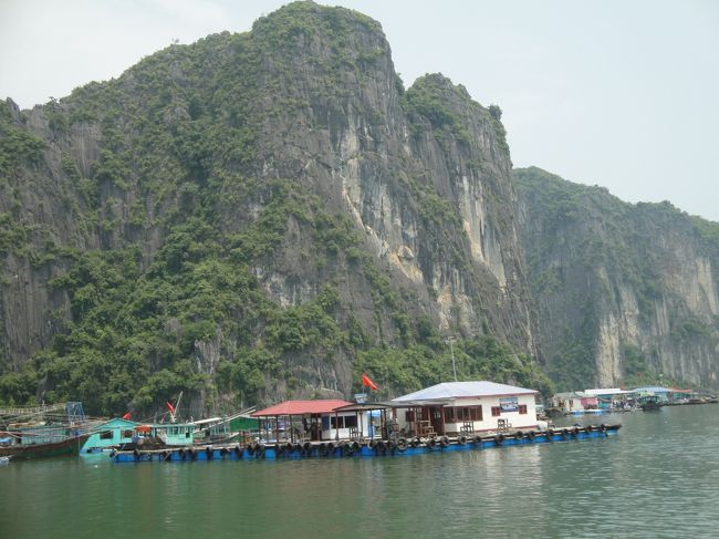 ハロン湾<br />最初の上陸場所です。<br />海に浮かんでいる家？といけすでした。