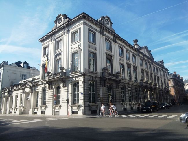 ロワ通りにあるトーンホテルから西へ、ブリュッセル公園を越えて歩いて15分程のところで撮った写真だと思います。<br />ストリートビューも、場所が特定できないと役に立たないので　結局、何と言う建物か質問しようと思います…あ〜、いつもこれで時間がかかって困るわ！<br /><br />回答をいただきました〜総理官邸なのだそうです！簡素ですねぇ…<br />回答、ほんとに助かります。調べるより早いです（いつも感謝、感謝）