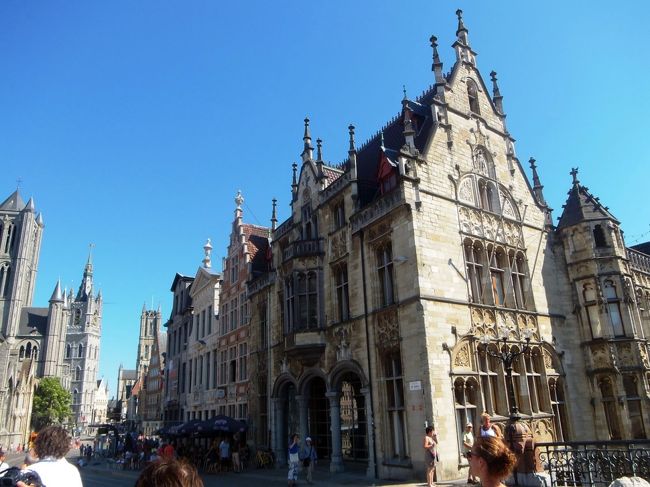 上の写真とあまり変わらない時間に撮っているので、近い場所なんだと思います。でも、これと似た写真がゲント旅行記でほとんど見つからなくて…市庁舎の別の場所から撮ったのでしょうか？<br />名探偵さんを待っています〜<br />回答を頂きました！やっぱり、市庁舎です。予想どおりでした〜うれしいですね、教えていただいて。