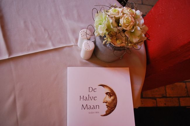 まずはブリュージュで最も有名なビール「Zot」を製造するDe Halve Maanの工場へ（住所；Walplein 26）。英語で「Half Moon」の意味のようです。工場見学をやっており、見学の最後には生「Zot」がついてきます。（一人8ユーロくらい）<br />見学時間まですぐ隣にあるかわいいレース屋さんでお土産レースを物色。