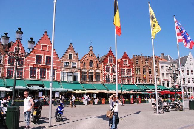 マルクト西側のプチレストラン街。カフェから食事まで対応しています。ムール貝を食べるのは「R」がつく月がよいとのアドバイスに従い、各レストランともにベルギーの代名詞・ムール貝を全面に押し出すも、今回（5月）は我慢＞＜