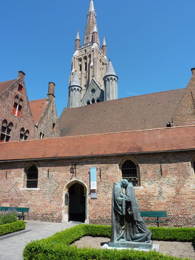 聖母教会が見えるカフェで一休憩。