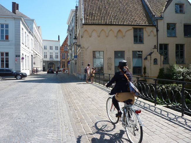 観光客で溢れるメインストリートを外れ、ちょっとだけ地元民の気分でサイクリングです。