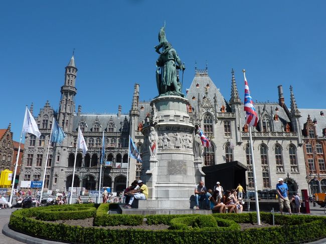 Bruges Bike Rental（住所；N.Desparssrraat 17、マルクトから北西に一筋裏）で自転車をレンタル。本業は美容院のようで、そこの受付が自転車レンタルも兼ねていました。確か5時間で7ユーロくらい。<br /><br />それではマルクトからサイクリング観光スタート！！