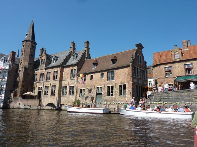 スーパーや雑貨屋、お土産屋に立ち寄っていると、あっという間に自転車返却の時間となりました。次はボートツアーへ。（確か一人8ユーロくらい）