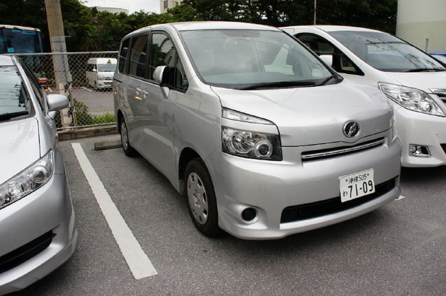 <br />①「レンタカー」<br />　<br />　２日間私達の足となってくれたＢＯＸＹ君<br />　８人乗りに６人だから、ゆったり乗れました<br />　もちろん、ドライバーは私でサポートは奥様<br />　・・と言っても途中奥様にも運転してもらった<br />　運転好きな奥様も喜んでいたような(^_^)v<br />　<br />　※空港～レンタカー会社まではコミュ仲間の<br />　Poppyさんの旅行記を参考にさせてもらいました