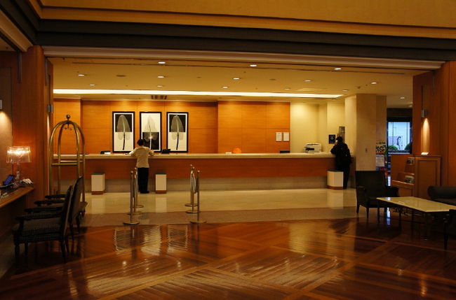<br />①ホテルフロント<br /><br />　この写真を撮った背中側にはパイプオルガン<br /><br />　がありました。もちろん結婚式も出来ます。<br /><br />　♪チェックイン♪　←海猿風に！！