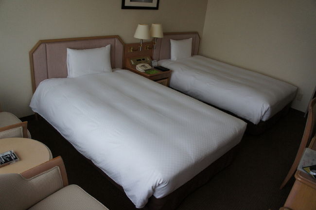 <br />①少し休憩して沖縄のＤＦＳに向かう予定<br /><br />　私達夫婦のみ禁煙ルーム（フロア）にしてもら<br /><br />　いました・・が、しかし奥様ベットにバタン！！<br /><br />　やばい(^_^;)　このままでは深い眠りに入って<br /><br />　しまうぅぅぅ～