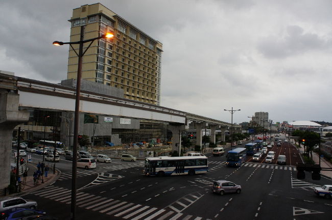 ①旭橋駅からみた風景<br /><br />　沖縄と言えば・・青い空に青い海！！<br />　って思ってたのですが、どんより(-_-;)<br /><br />　沖縄は日本の中でも快晴率が悪く更に<br />　今年は悪かったようです。