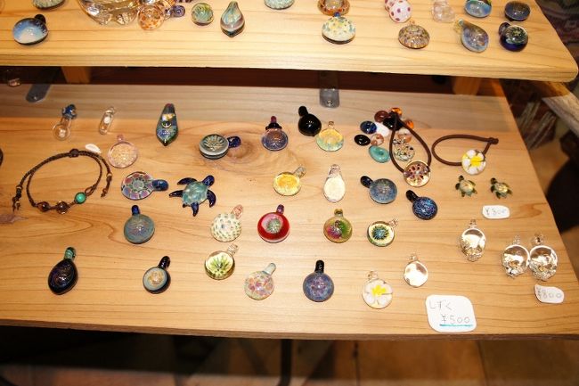 <br />①国際通りを歩きだしてスグの土産店で<br /><br />　皆さんＳＴＯＰ。土産を買いだした。<br /><br />　私は土産に興味は無いので外で待ってた。<br /><br />　待てども待てども、誰も出てこない(^_^;)