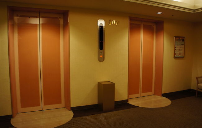 ①食事を終えてホテルに帰ってきました<br />　私達夫婦は「禁煙フロア」にしてもらいました<br />　禁煙フロア→→１０Ｆ<br />　他のメンバー→１１Ｆ<br /><br />　国際通り～ホテルまでは２台のタクシーで。<br />　私・奥様・女性・運ちゃんと４人でタクシー<br />　の中は笑いの渦(笑)でした。楽しかった！