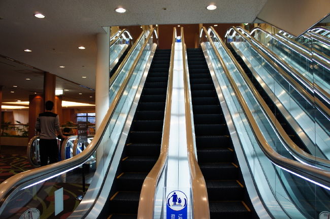 <br />①エスカレーターも　☆ピカピカ☆<br /><br />　豪華なホテルです。名前もカッコいい！<br /><br />　旅行記作成が済んだら「クチコミ」も<br /><br />　投稿したいです
