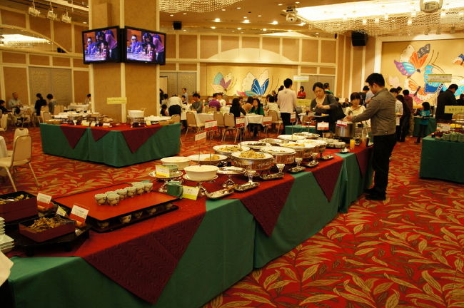 <br />②「朝食バイキング」<br /><br />　ロワジールのバイキングほど品数豊富な<br />　ホテルを私達夫婦は見た事がない。<br /><br />　そして美味しい。３月上旬だというのに<br />　朝食会場では隣の会場まで解放してた<br /><br />　１泊なので１度きりの朝食になって<br />　しまったが、沢山食べて大満足