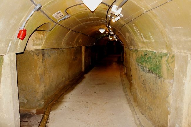 <br />②ある程度下ると坂は無くなり<br /><br />　いろんな部屋があります。<br /><br />　司令官室・医療室・居住室などなど・・