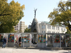 ●原爆の子の像＠広島平和公園

沢山の折鶴が、原爆の子の像の周りを覆っています。
沢山の外国人観光客が、祈るようにみていたのが印象的でした。