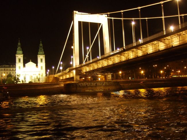 ﾌﾞﾀﾞﾍﾟｽﾄへ　　ﾄﾞﾅｳ川ｸﾙｰｽﾞ<br />乗船後　ｼｬﾝﾊﾟﾝとｼﾞｭｰｽのｻｰﾋﾞｽがありました