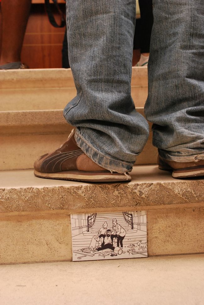 チケットカウンターを待つ階段にもマンガが。