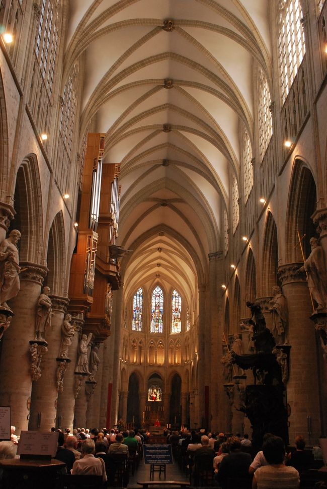 内部は改築されたようでキレイでした。