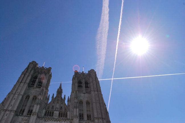 偶然にも飛行機雲が十字に。