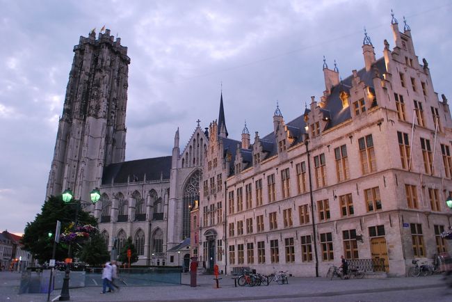 宿は利便性を考え、アントワープとブリュッセルの間の街・メッヘレンにしましたが、予想外に立派な建築物がある街でした。ガイドブックにはない発見です。まずは聖ロンバウツ大聖堂。