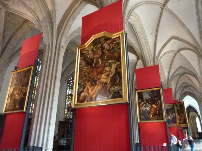 教会というより、むしろ美術館。一人5ユーロ払い入場。