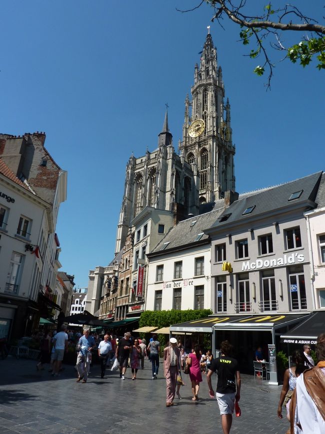 アントワープ到着後、まずは聖母大聖堂を目指します。<br />ヨーロッパではあまり知られてなかった童話「フランダースの犬」が日本で有名になり、訪れる日本人が急増したそうです。