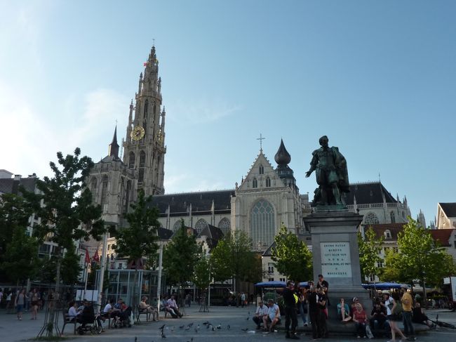ルーベンスを知る為、ルーベスウハウスにも立ち寄りましたが、彼は3000枚もの絵を残す偉大な画家である一方、アントワープの為政者でもあったようです。その功績から、マルクトの中心に銅像が建立されていました。