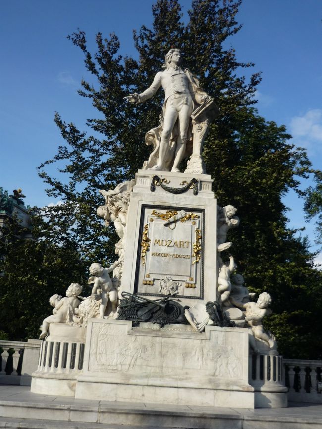 ｳｲｰﾝ　　ｼｭﾀｯﾄﾊﾟｰｸのﾖﾊﾝｼｭﾄﾗｳｽ像