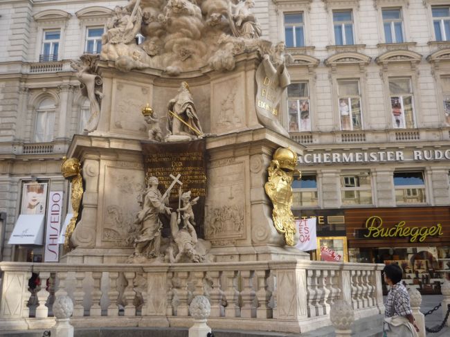 ｳｲｰﾝ　　ﾍﾟｽﾄ記念柱<br />ｸﾞﾗｰﾍﾞﾝ通りのほぼ真ん中あたりにあるﾓﾆｭﾒﾝﾄ。<br />17世紀後半にﾚｵﾎﾟﾙﾄ1世が建立。10万人もの人がﾍﾟｽﾄの犠牲になった。<br />ｼｭﾃﾌｧﾝ寺院から徒歩2分くらいでした。<br />向かって左側に　SHISEIDO　の文字が！見えませんか？