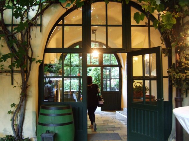 ｳｲｰﾝ　　ﾎｲﾘｹﾞ（ｵｰｽﾄﾘｱの居酒屋）へ。<br />