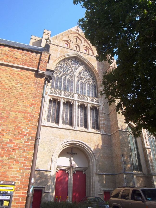 上の写真と時間差がほとんどないし、壁の感じも一緒だし〜救世主大聖堂でしょう。<br />いつも写真の特定には苦労します…