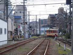 そして、ここにもダイヤモンドクロスが。
高浜線の線路を交差していきます。