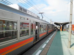 で、一駅もどって古泉駅。

こちらの駅は打って変わって新しいのか簡単な造りでした