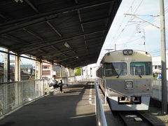 到着するとすぐに行先表示をくるくる回して松山市駅行きに。