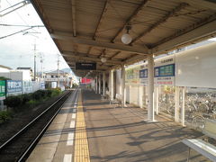 郡中駅ホームです。
駅すぐ側にはマンションがありました。
このへんならば、鉄道の利用も多そうですし、15分毎の運行ですから便利でしょうね。