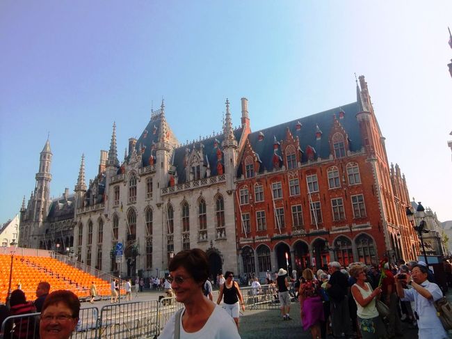 これも、広場の前にある州庁舎。<br />ヨーロッパは、役所がきれいですね〜日本は、個性が乏しいです。