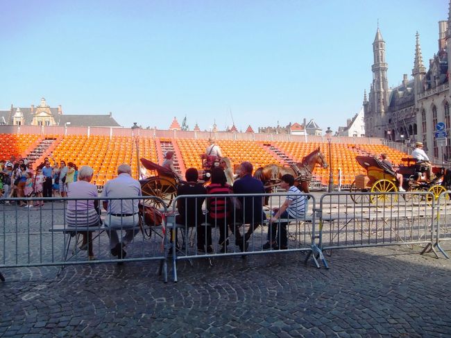 ここが、お祭りを見るところです。<br />あのオレンジのイスのどれかが、私たちの席になります。